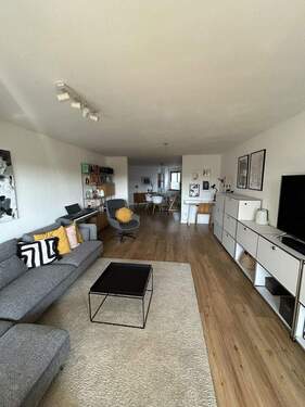 Blick Wohnzimmer/Essbereich - Moderne 4,5-Zimmer-Wohnung in bester Lage von Friedrichshafen-West