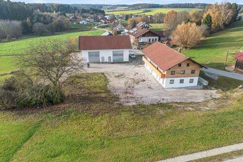 Vogelperspektive - Wohnhaus und großes Nebengebäude, optional mit zusätzlich ca. 2,8 Hektar Wald-Wiesenflächen