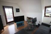 Wohnzimmer der Einliegerwohnung mit Zugang Dachterrasse - 