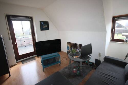Wohnzimmer der Einliegerwohnung mit Zugang Dachterrasse - 