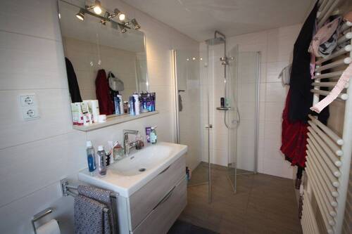 Blick in das frisch sanierte Badezimmer - 