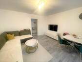 Wohnzimmer - Moderne & wertige 3 Zimmer-Wohnung inkl. moderner EBK, Balkon und Einzelgarage sowie Tageslichtbad