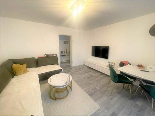 Wohnzimmer - Moderne & wertige 3 Zimmer-Wohnung inkl. moderner EBK, Balkon und Einzelgarage sowie Tageslichtbad