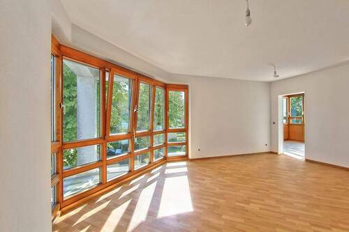 Wohnzimmer mit Küchenzugang - 2 Zimmer Etagenwohnung zum Kaufen in Starnberg