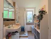 Tageslicht-Badezimmer mit Dusche - 
