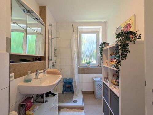 Tageslicht-Badezimmer mit Dusche - 