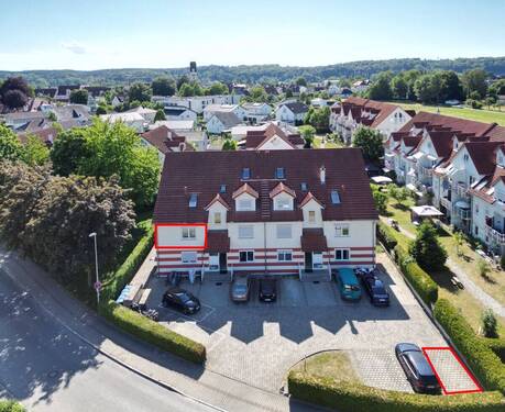 Außenansicht mit Überblick der Parkflächen - 