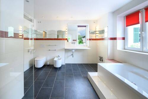 Badewanne, Dusche und Bidet I OG - 