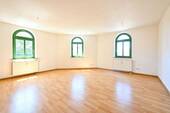 Wohnzimmer - Charmante 1-Raum-Wohnung im Dachgeschoss mit Fernblick in Chemnitz - Ihr neues Zuhause!