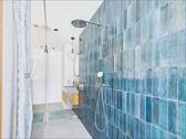 Bad mit großer Dusche - 