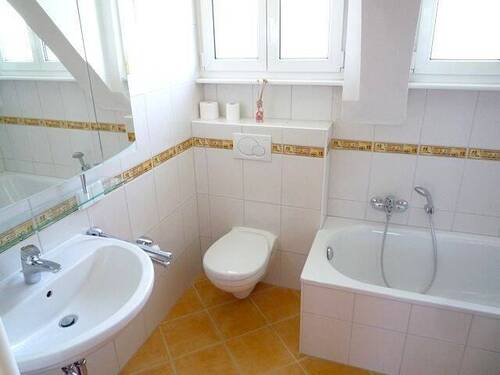 Bad/WC mit Wanne - 
