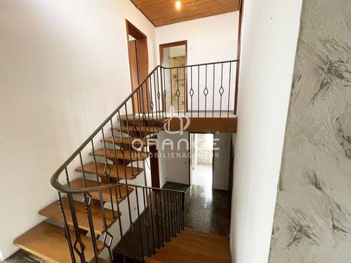 Die innenliegende Treppe nach unten und oben... - 