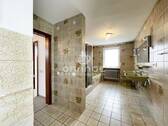 ...und zum riesigen Badezimmer - 