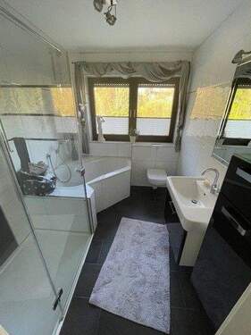 Bad mit Dusche und Badewanne EG - 