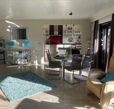 Küche mit offenem Zugang zum Wohn- u. Essbereich - 