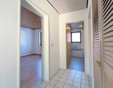 Flurbereich mit Blick ins Schlafzimmer sowie Badezimmer - 