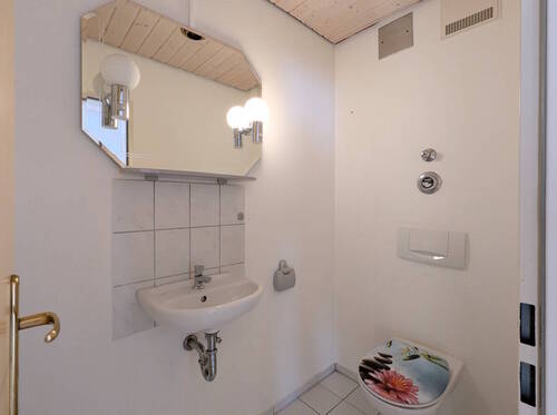 Separates WC im Eingangsbereich - 