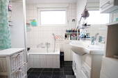 Badezimmer mit Dusche und Badewanne - 