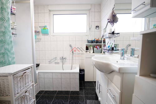 Badezimmer mit Dusche und Badewanne - 