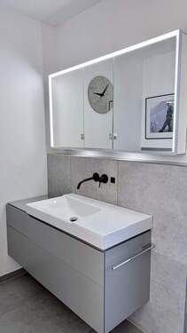 Bad mit Natursteinfliesen - 