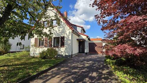 Titelbild - Freistehendes Ein-Zweifamilienhaus mit schönem Garten und Garage - Sanierungsobjekt mit Potenzial