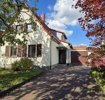 Freistehendes Ein-Zweifamilienhaus mit schönem Garten und Garage - Sanierungsobjekt mit Potenzial - Frankfurt am Main Bonames