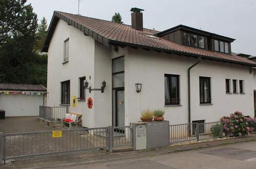 Haus Strassenseite - 7 Zimmer Doppelhaushälfte zur Miete in Stuttgart