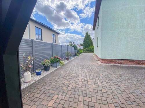 Einfahrt - Mehrfamilienhaus, Wohnhaus mit 305,30 m&sup2; in Gersdorf zum Kaufen