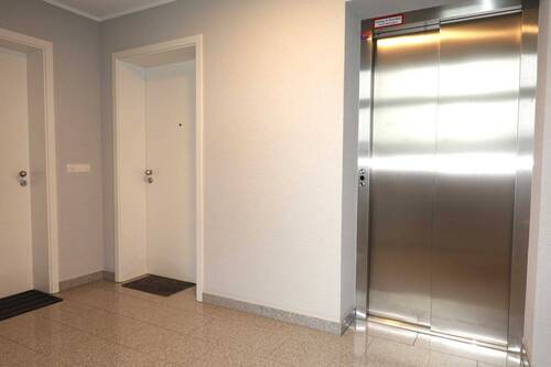 Treppenhaus mit Aufzug - 2 Zimmer Etagenwohnung zur Miete in Leverkusen