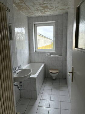 Helles Wannenbad mit Fenster - Zentral gelegene 'Handwerkerwohnung' sucht fleißige Hände