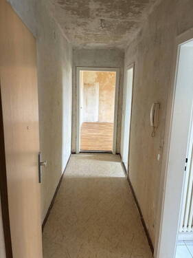 Flur mit Gegensprechanlage - 2 Zimmer Etagenwohnung zur Miete in Dessau-Roßlau