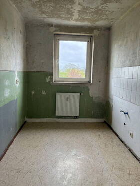 Küche mit Fliesenspiegel - Etagenwohnung mit 48,60 m&sup2; in Dessau-Roßlau zur Miete