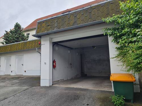 Garage mit geöffnetem Tor - Einzelgarage mit 2 Abstellräumen auf dem Zeller Berg (Robert-Schuhmann-Str.)