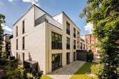 Hofgarten Nordansicht - Bezugsfertig: Neubauwohnung mit 2 Zimmern, Süd-Balkon & Komfort nahe Stadtpark