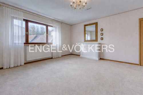 Gemütliches Wohnzimmer mit zusätzlichem Zugang zum Balkon. - 