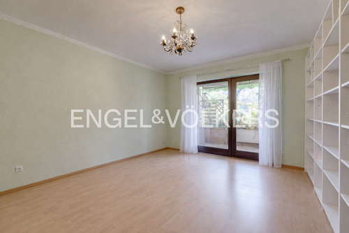 Helles Schlafzimmer mit Zugang zum Balkon. - 