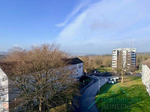 Ausblick vom Küchenfenster - Renovierte 2-Zimmer-Wohnung mit Balkon & Fernblick in ruhiger Lage von IS-Gerlingsen