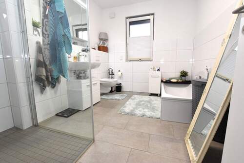 modernes Badezimmer.JPG - Etagenwohnung mit 98,50 m&sup2; in Menden zur Miete