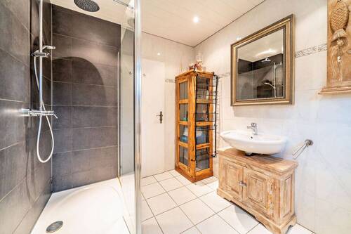 Bad mit Dusche - 