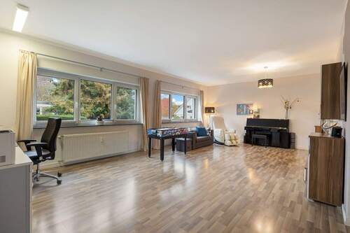 Wohnzimmer EG - 1 Zimmer Mehrfamilienhaus, Wohnhaus in Schwalbach am Taunus