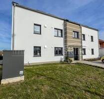 Modern und exklusiv ausgestattet: Großzügige 2-Zimmer Souterrain Wohnung mit Lift, in Markt Erlbach