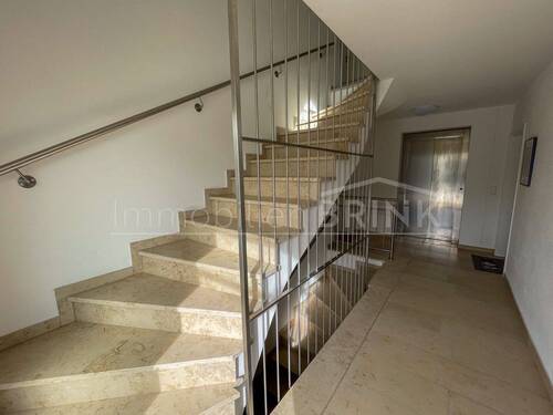 Hausflur mit Fahrstuhl - 2 Zimmer Etagenwohnung zur Miete in Markt Erlbach