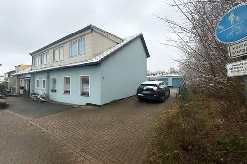 Außenansicht - Teilrenoviertes Reihenendhaus mit Potenzial + 3 Garagen in Salzgitter-Thiede