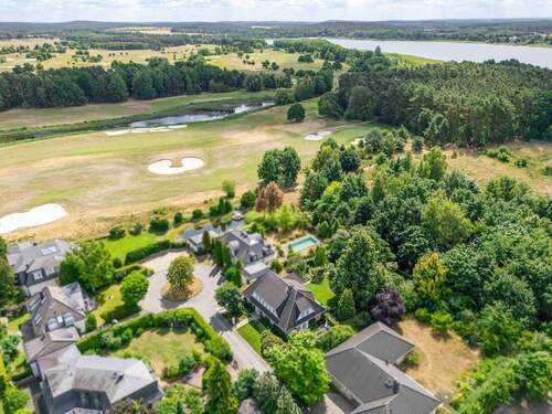 Blick über den Golfplatz zum See - 5 Zimmer Einfamilienhaus in Michendorf