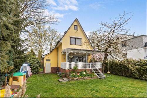 Hausrückseite und Garten - 