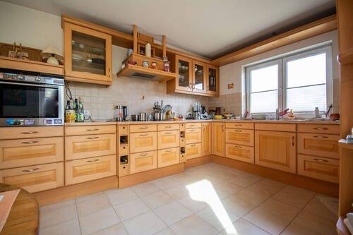 Großzügige Echtholz-Einbauküche - 