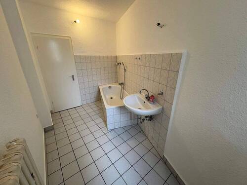Bad mit Wanne - 