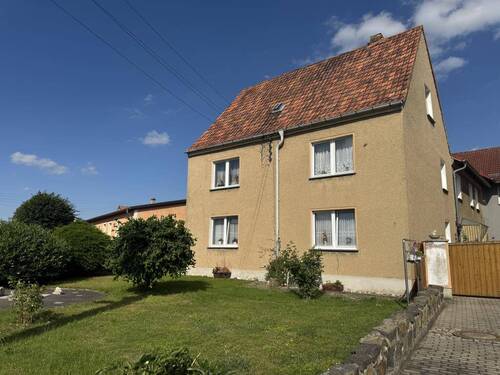 Hausansicht mit Vorgarten - Großes Einfamilienhaus mit 6 Zimmern und einem Vorgarten sucht neue Familie