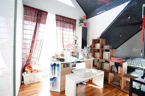 Kinderzimmer mit Zugang zum Balkon - 