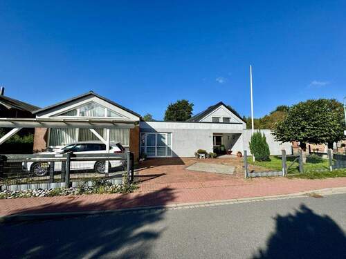 Aussenansicht vorne - Gepflegtes Wohn- und Geschäftshaus mit vielseitiger Gewerbefläche im Ortszentrum von Barlt!